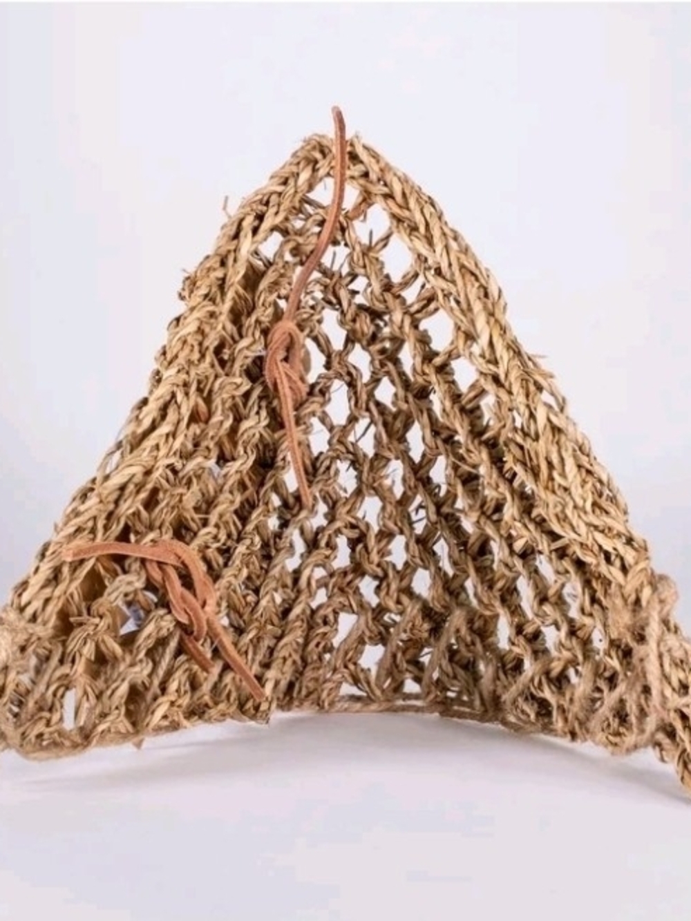 Reptology Lizard Lounger Corner Triangle Terrarium Decor for Reptiles – Seagrass